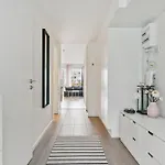 Casa de Férias Modern Townhouse With Private Outdoor Area - 2br 4 Beds