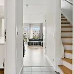 Casa de Férias Modern Townhouse With Private Outdoor Area - 2br 4 Beds