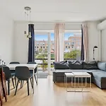 Modern Townhouse With Private Outdoor Area - 2br 4 Beds *