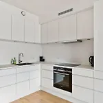 Modern Townhouse With Private Outdoor Area - 2br 4 Beds