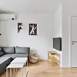 Modern Townhouse With Private Outdoor Area - 2br 4 Beds