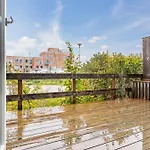 Casa de Férias Modern Townhouse With Private Outdoor Area - 2br 4 Beds
