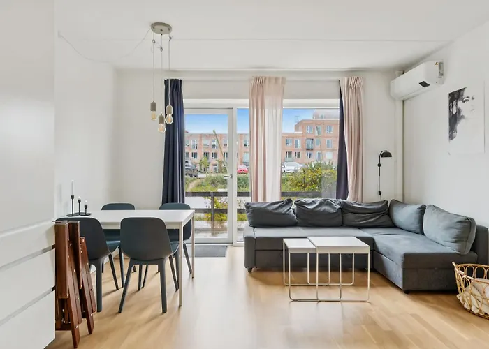 Modern Townhouse With Private Outdoor Area - 2br 4 Beds *