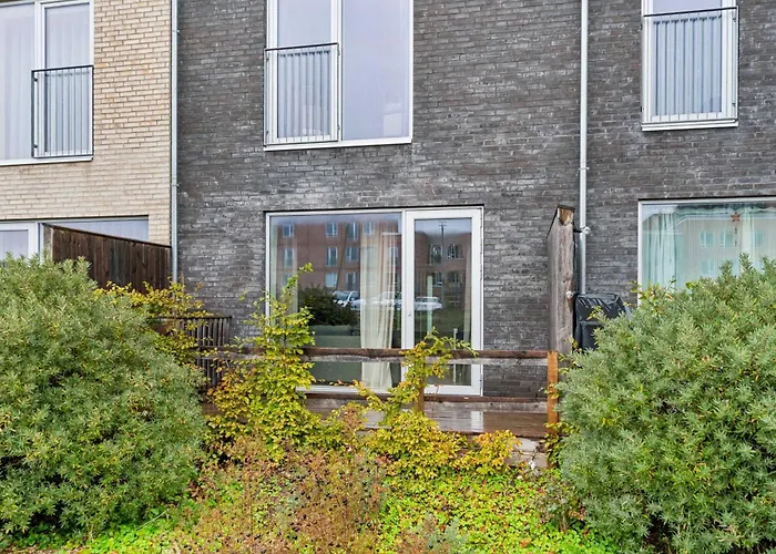 Modern Townhouse With Private Outdoor Area - 2br 4 Beds