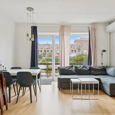 Modern Townhouse With Private Outdoor Area - 2br 4 Beds *