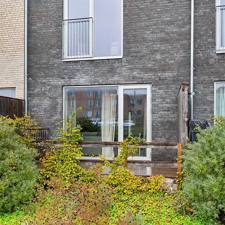 Modern Townhouse With Private Outdoor Area - 2br 4 Beds