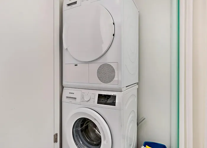 Modern Townhouse With Private Outdoor Area - 2br 4 Beds